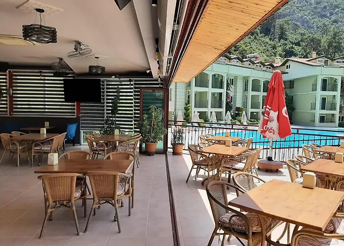 Ξενοδοχείο με διαμερίσματα Palm Garden İcmeler